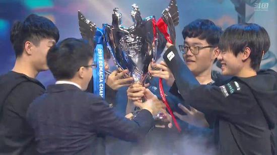 英雄联盟S15全球总决赛瑞士轮惊现冷门BLG不敌100T